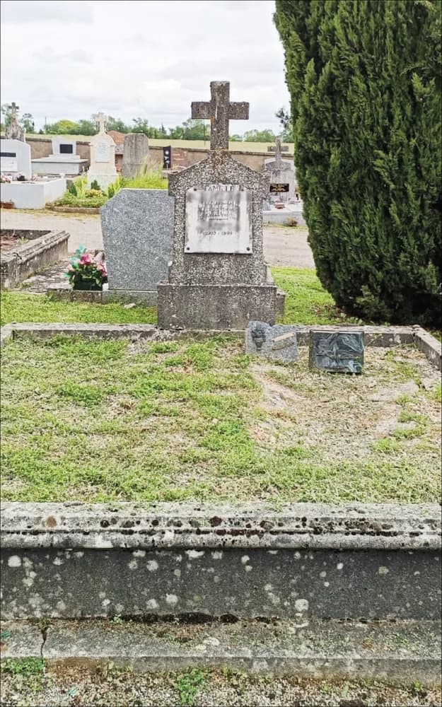 Concession envahie par l’herbe, entourage gravillonné verdi