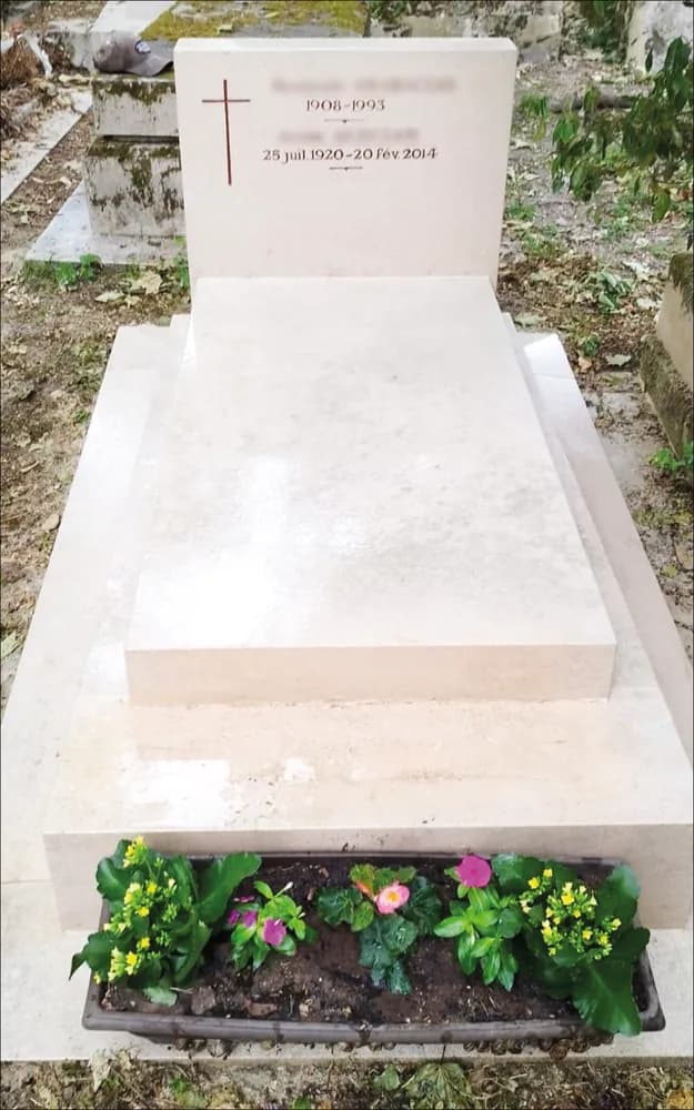 La même concession après travaux : monument clair et jardinière replantée