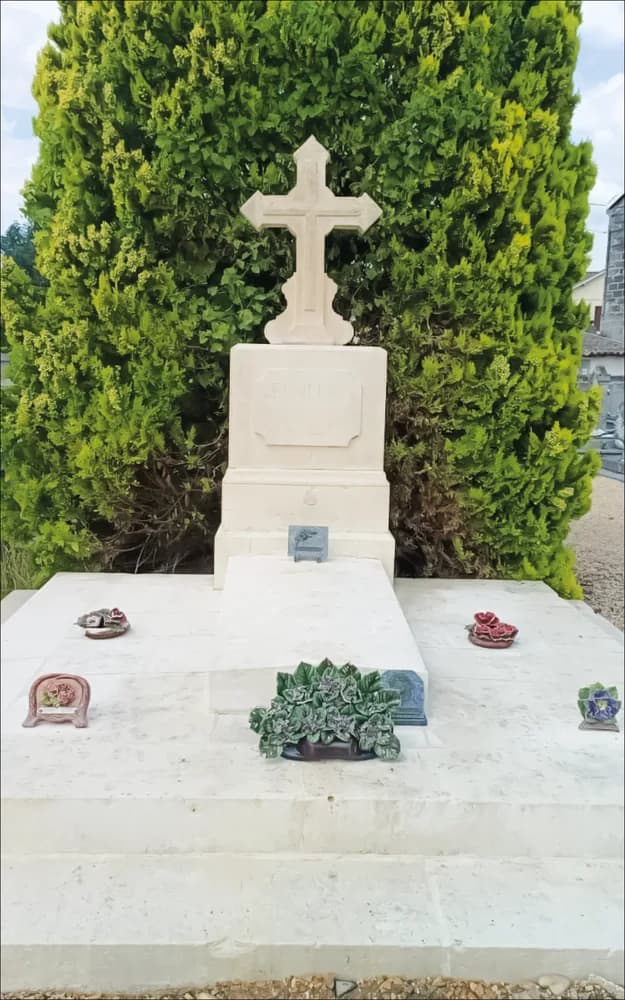 Le même monument après traitement de la pierre, redevenue claire